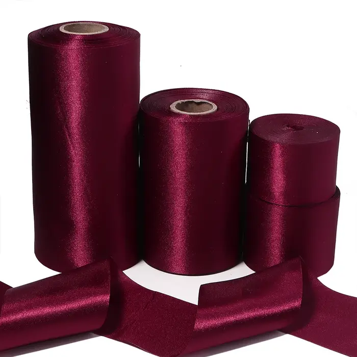 Ruban en satin bordeaux pour décoration de Noël
