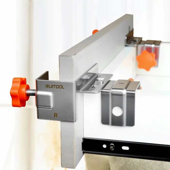 Pinces MELFront réglables pour panneaux optiques