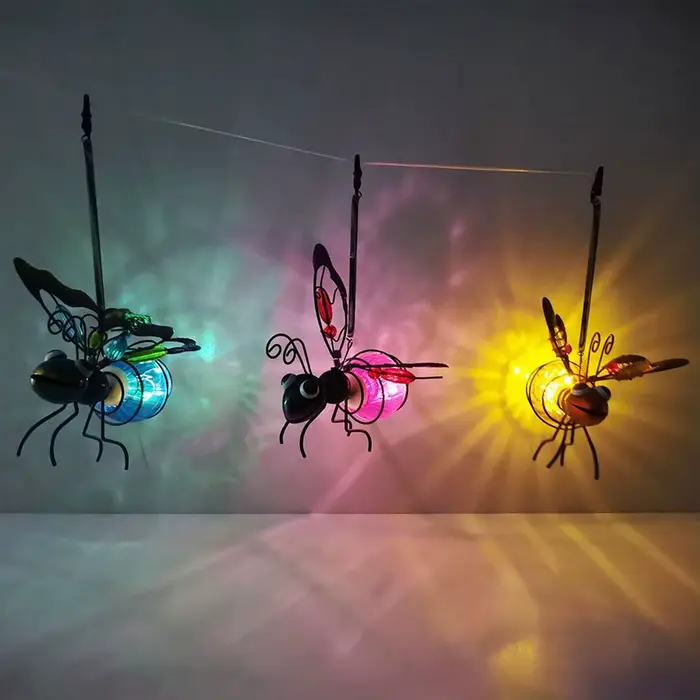 Statue d'insecte en fer solaire avec guirlande lumineuse LED