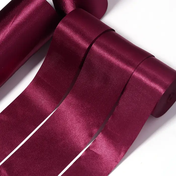Ruban en satin bordeaux pour décoration de Noël