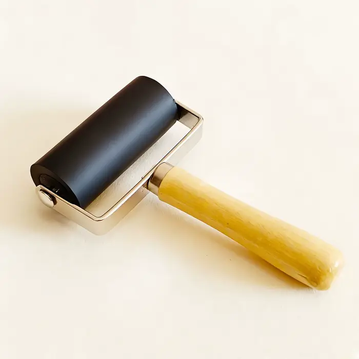 Rouleau en caoutchouc de haute qualité avec manche en bois, rouleau d'impression en caoutchouc noir,
