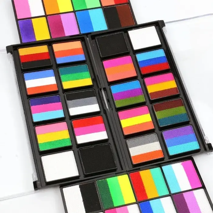 Palette de peinture à rayures arc-en-ciel avec pinceaux