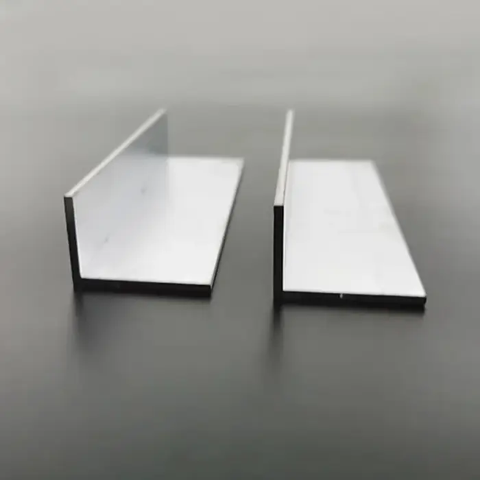 Profilé de bordure triangulaire en aluminium