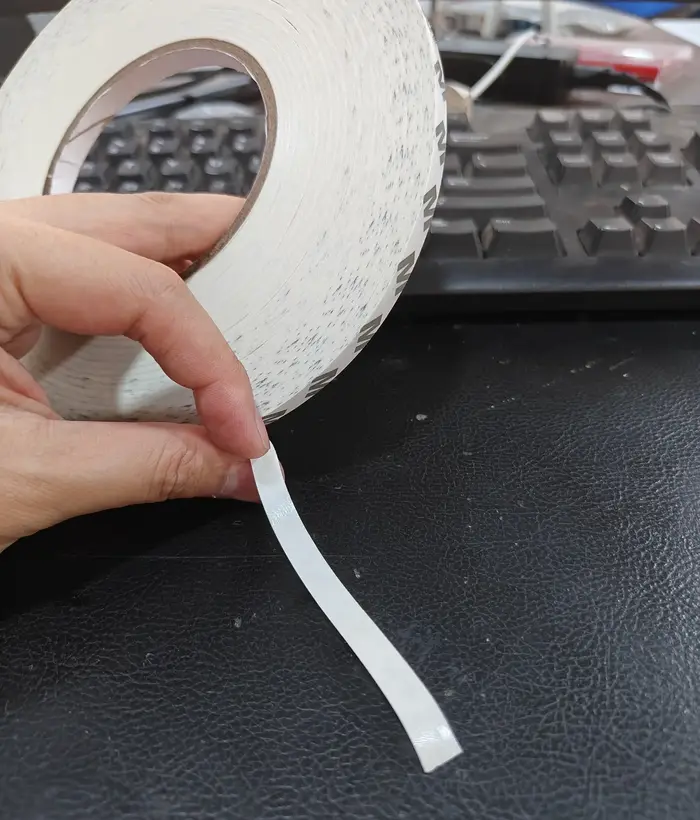 Ruban adhésif double face, un rouleau de 95 mètres, largeur 8 mm