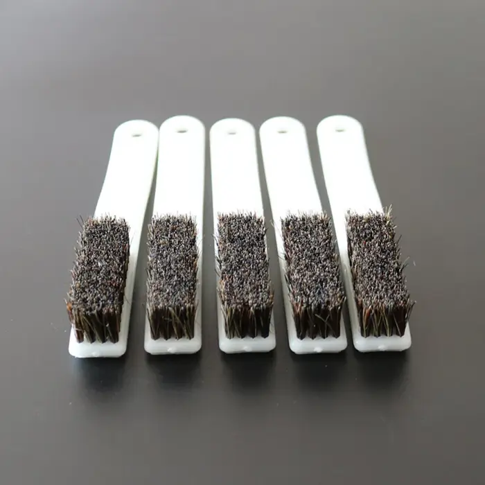 Brosse à poils avec poignée en plastique