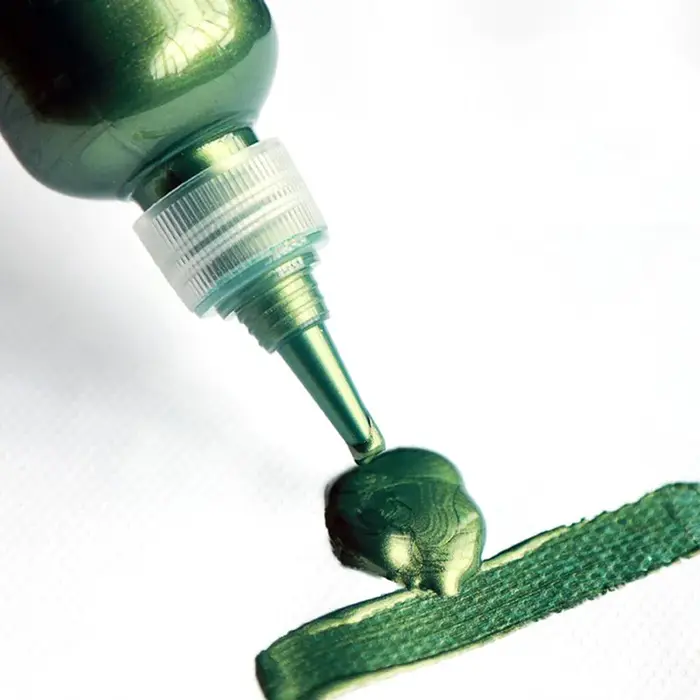Peinture acrylique métallisée dorée imperméable