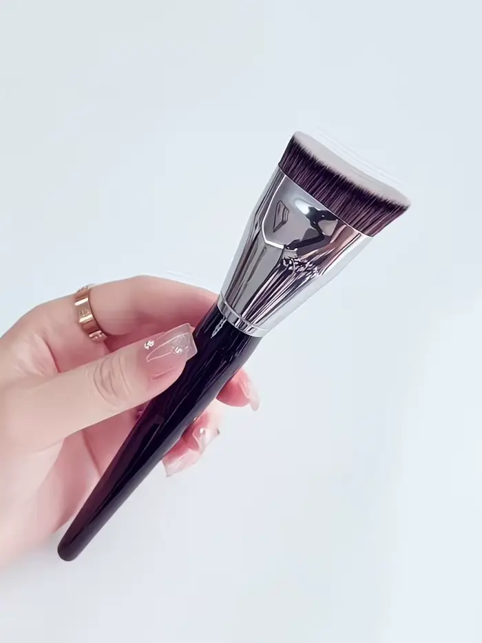Grand pinceau double usage pour le contouring, doté d'un dessin plat et d'un design angulaire pour u