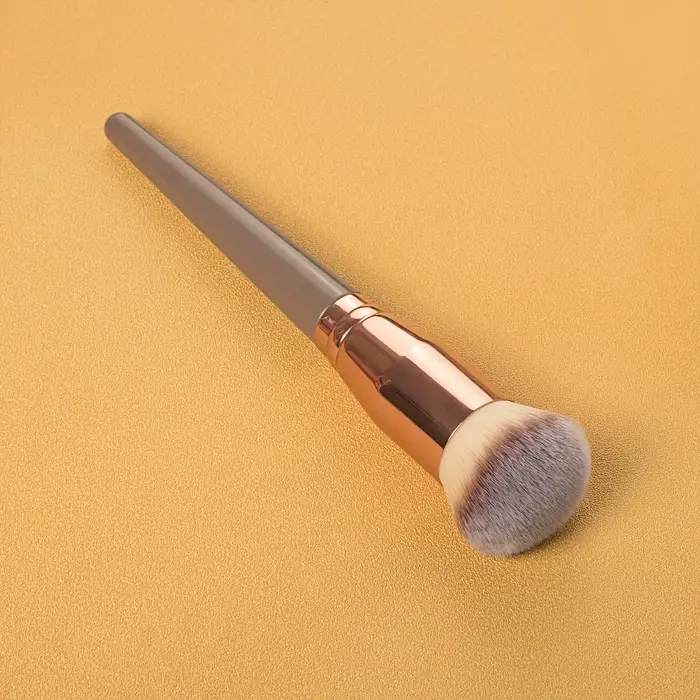 Pinceau de maquillage pour fond de teint avec manche en bois en noir de minuit fonctionne