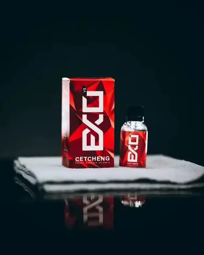 EXO Revêtement Hydrophobe Ultra Durable V5 Protégez Votre Peinture Ajoutez de la Brillance Éloignez les Contaminants Éliminez les Taches d'Eau