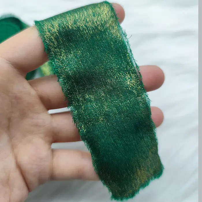 Ruban artisanal filaire en mousseline de soie et dentelle irisée