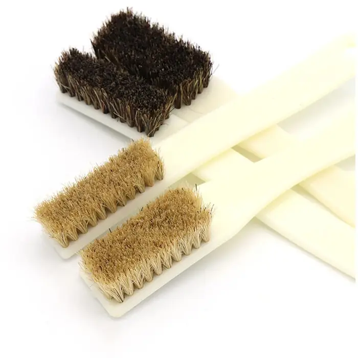Brosse à poils avec poignée en plastique