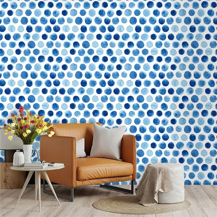 Un rouleau de papier peint cyclique à motif de pois dégradés bleus et blancs.