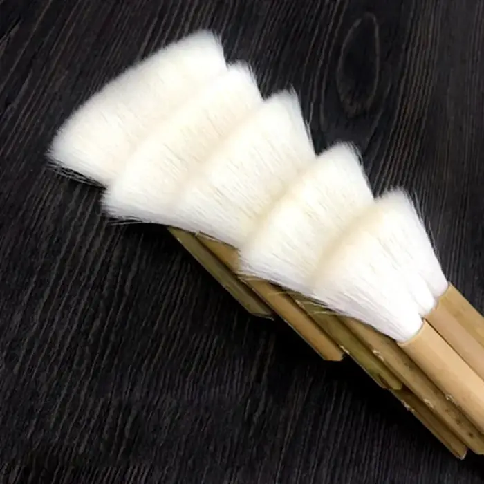 Pinceau de merlu en poils de chèvre doux et plat