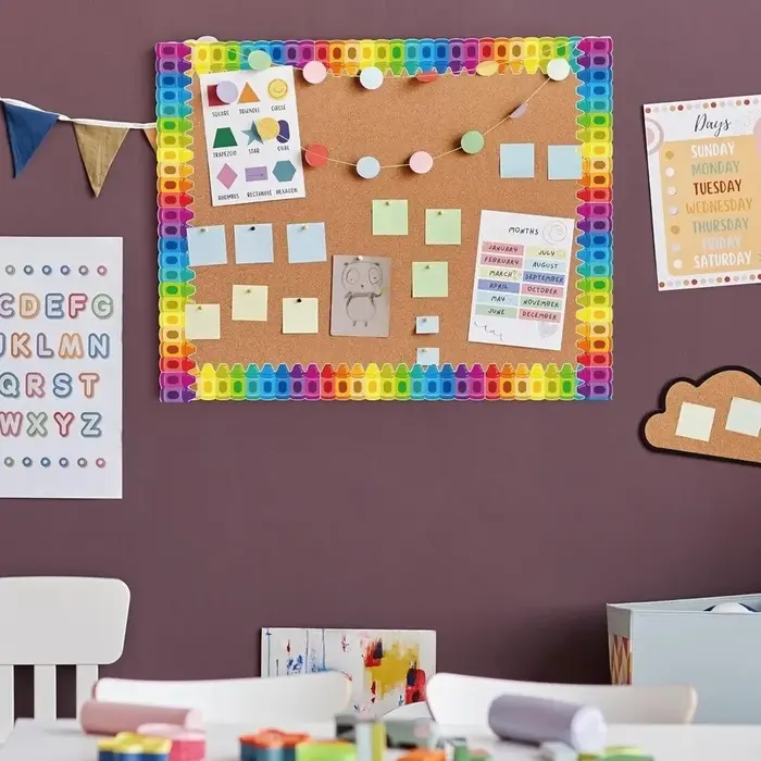 Rouleau de papier auto-adhésif pour tableau d'affichage