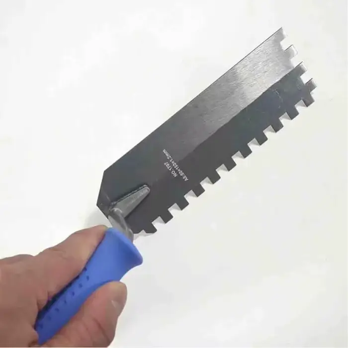 Truelle de maçonnerie en acier au carbone, conception de dents, carré cranté, fonction de grattoir, 