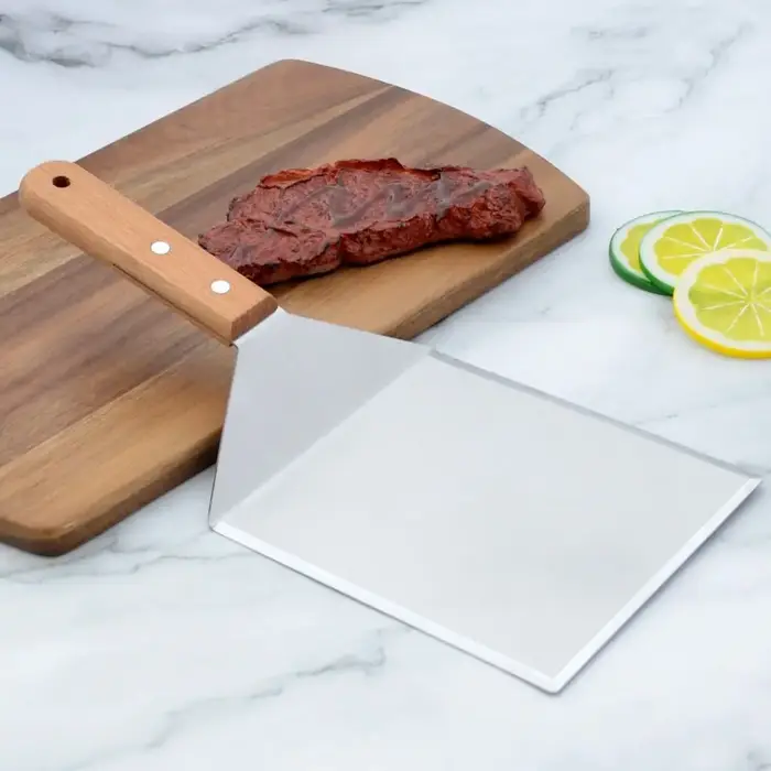 Spatule à tête carrée ou rectangulaire avec lame