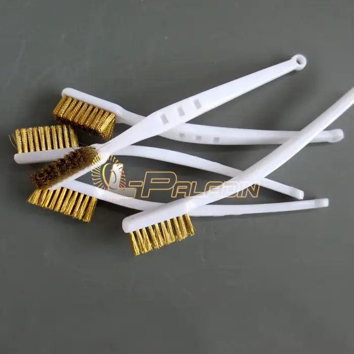 Brosse métallique en laiton pour enlever la peinture