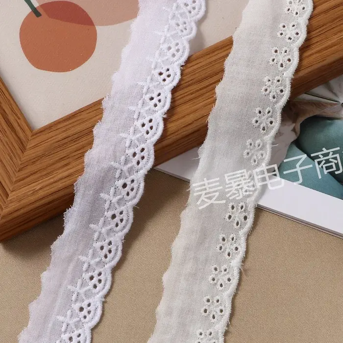 Ruban en dentelle de coton brodé Floral Beige et blanc