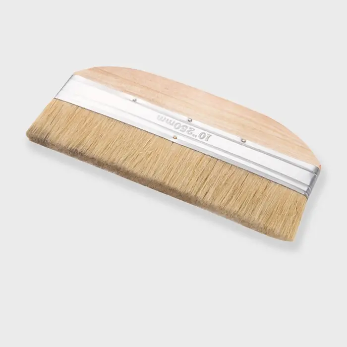 Brosse à poils avec manche en bois