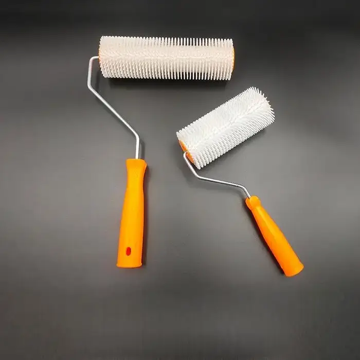 Rouleau à pointes anti-mousse 10/16/24CM pour lissage de sols en latex