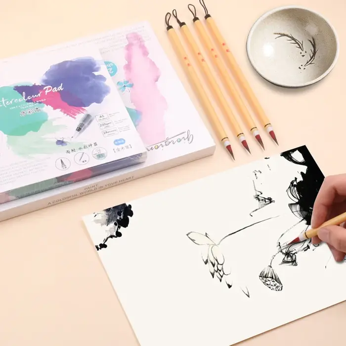 Pinceau d'aquarelle peint à la main en poil de lapin unique