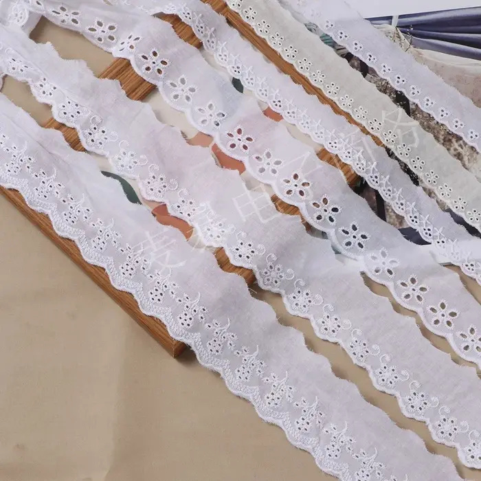Ruban en dentelle de coton brodé Floral Beige et blanc