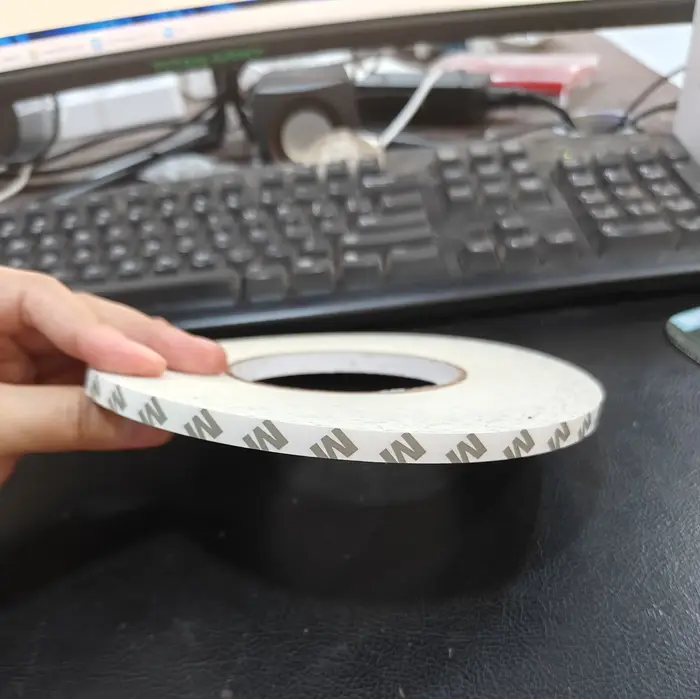 Ruban adhésif double face, un rouleau de 95 mètres, largeur 8 mm