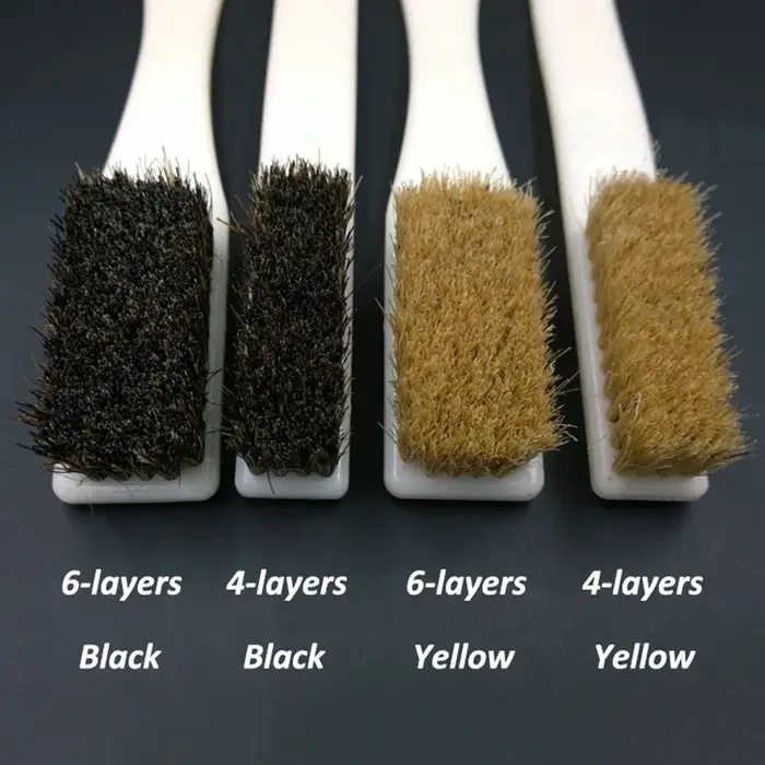 Brosse à poils avec poignée en plastique