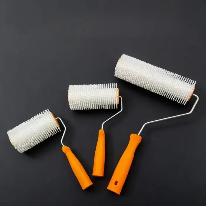 Rouleau à pointes anti-mousse 10/16/24CM pour lissage de sols en latex