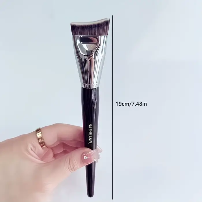 Grand pinceau double usage pour le contouring