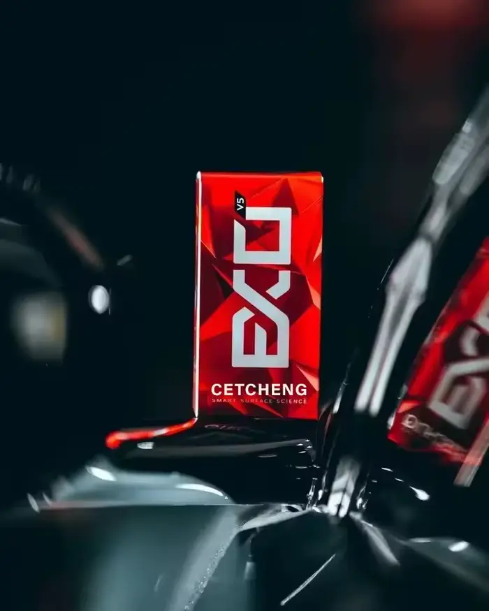 EXO Revêtement Hydrophobe Ultra Durable V5 Protégez Votre Peinture Ajoutez de la Brillance Éloignez les Contaminants Éliminez les Taches d'Eau