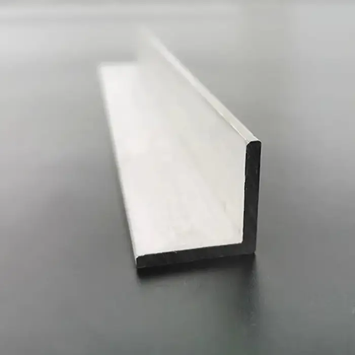 Profilé de bordure triangulaire en aluminium