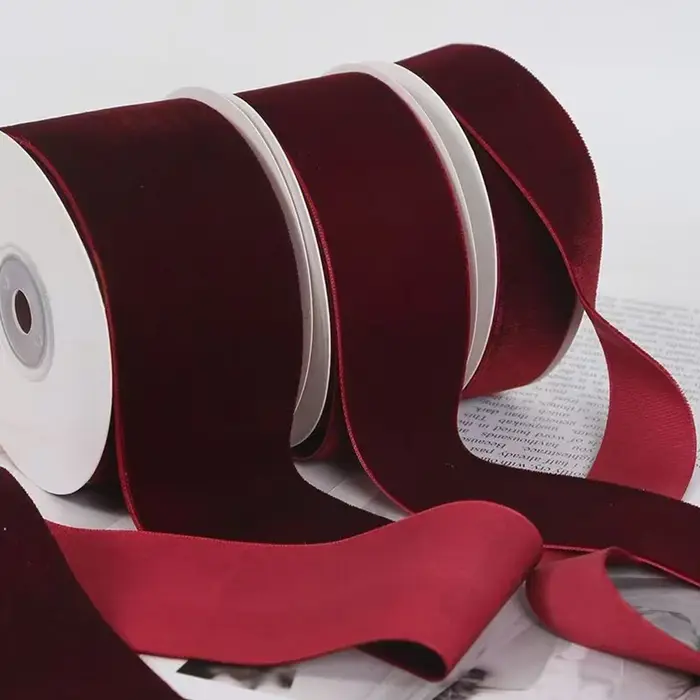 Rouleau de ruban de velours simple face bordeaux