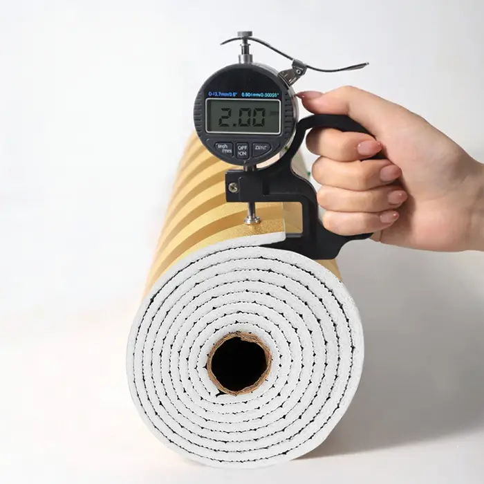 1 rouleau de papier peint rayé métallique doré de 3 mètres/118