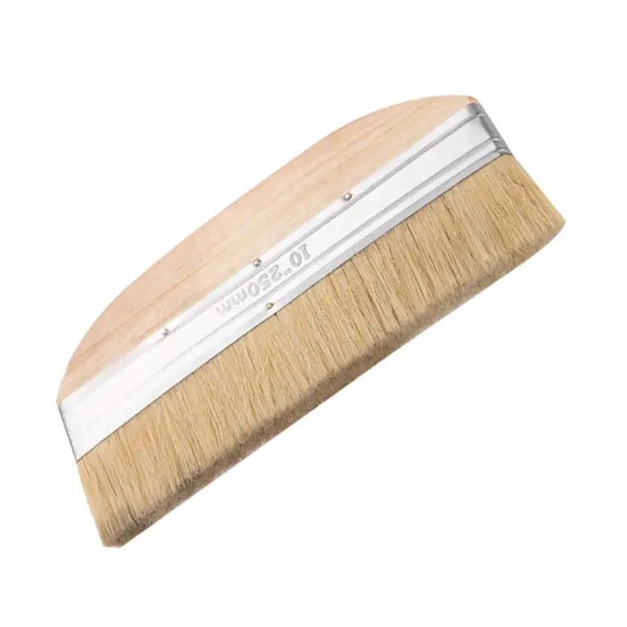 Brosse à poils avec manche en bois