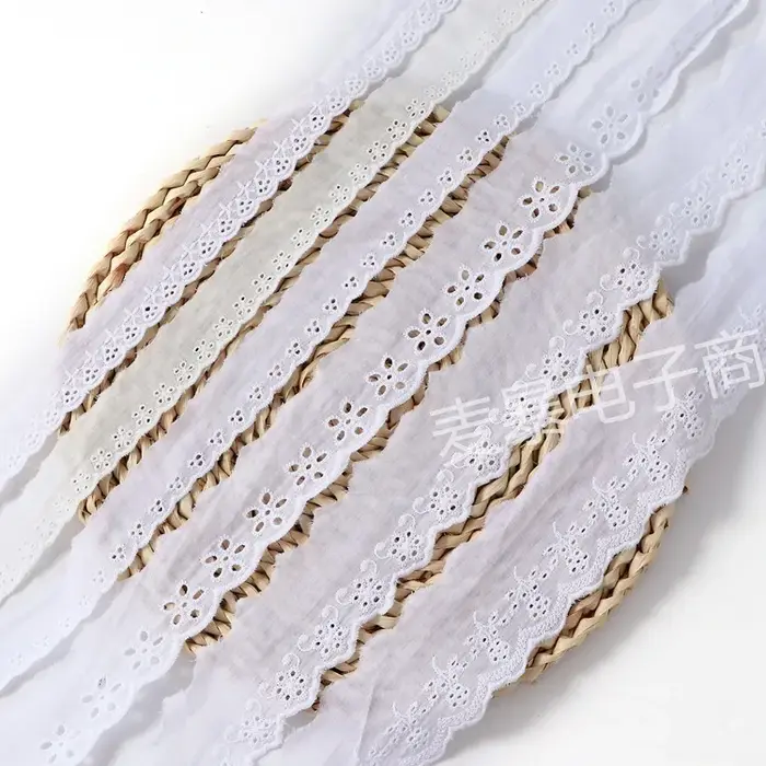 Ruban en dentelle de coton brodé Floral Beige et blanc