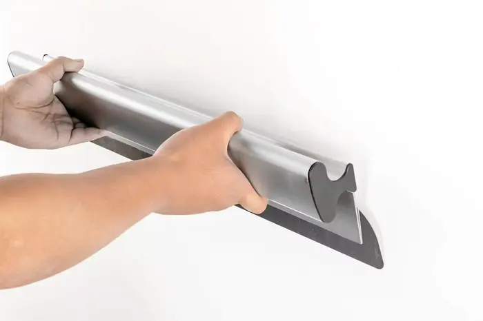 Couteau à mastic pour lisser les cloisons sèches