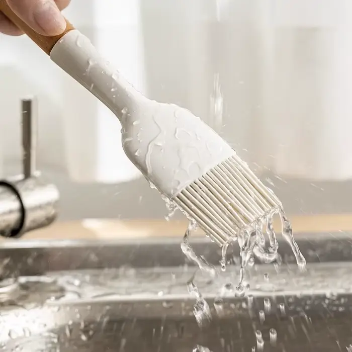 Pinceau à badigeonner blanc avec manche en bois