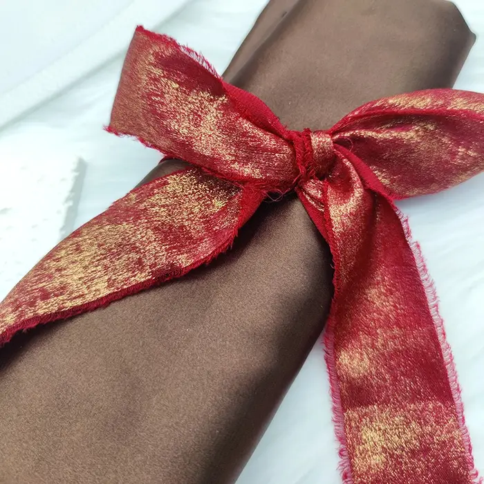 Ruban artisanal filaire en mousseline de soie et dentelle irisée