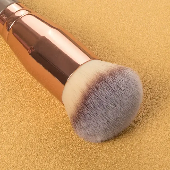 Pinceau de maquillage pour fond de teint avec manche en bois en noir de minuit fonctionne