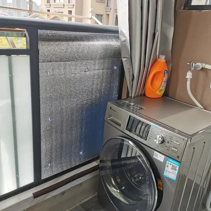 Film isolant auto-adhésif en aluminium pour fenêtres