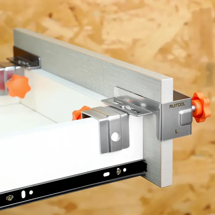 Pinces MELFront réglables pour panneaux optiques